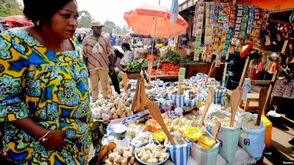 FILE - A woman shops at the Mvog Ada market in Yaounde, Cameroon, Jan. 29, 2022. President Paul Biya has for the first time sent a delegation to Europe to try to encourage well-off Cameroo<em></em>nians living there to invest back home.