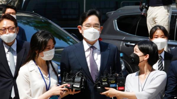 FILE - Samsung Electro<em></em>nics Vice Chairman Lee Jae-yong, center, arrives at the Seoul Central District Court in Seoul, South Korea, on June 8, 2020.
