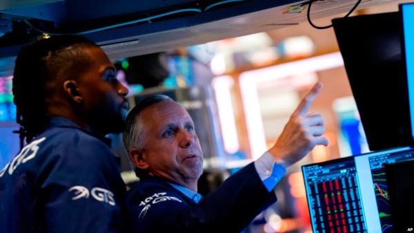 Traders work on the floor of the New York Stock Exchange, Sept. 13, 2022. The stock market fell the most since June 2020, with the Dow loosing more than 1,250 points.