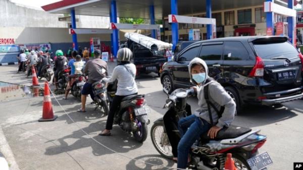 Motorists queue up to fill up their tanks after the government announced an increase in fuel prices, at a gasoline station in Jakarta, Indonesia, Sept. 3, 2022.