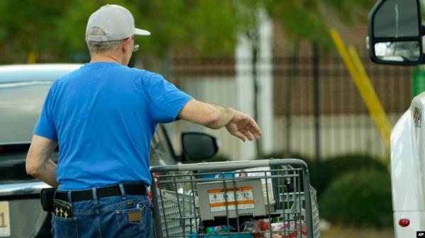 A shopper removes his purchases from his cart in Jackson, Miss., Oct. 12, 2022. Any Americans hoping for relief from mo<em></em>nths of punishing inflation might not see much in an upcoming government report on price increases in September.