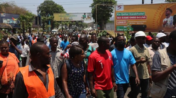 Protesters march against the rising cost of living and what they claim is poor governance, in Blantyre, Malawi, Oct. 27, 2022. (Lameck Masina/VOA)
