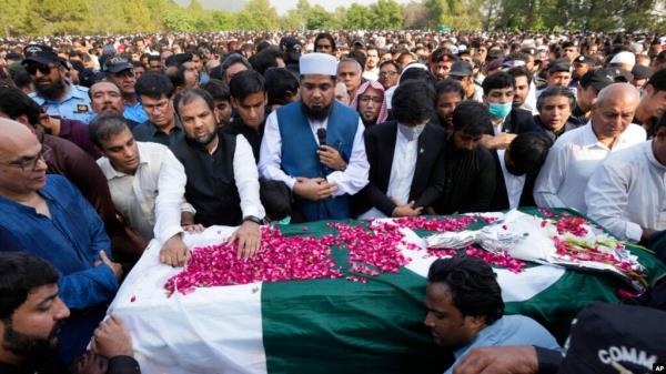 People attend the funeral prayer of slain senior Pakistani journalist Arshad Sharif, in Islamabad, Oct. 27, 2022. Sharif was shot and killed by Nairobi police in what was called a case of "mistaken identity" related to a carjacking.