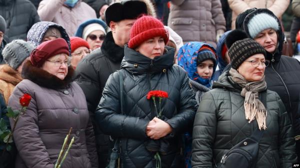Mourners gather to lay flowers in memory of more than 60 Russian soldiers that Russia says were killed in a Ukrainian strike on Russian-co<em></em>ntrolled territory, in Samara, on Jan. 3, 2023.