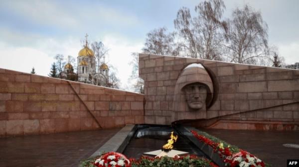 A photo shows the eternal flame and flowers laid in memory of more than 60 Russian soldiers who Russia says were killed in a Ukrainian strike on Russian-co<em></em>ntrolled territory, in Samara, on Jan. 3, 2023.