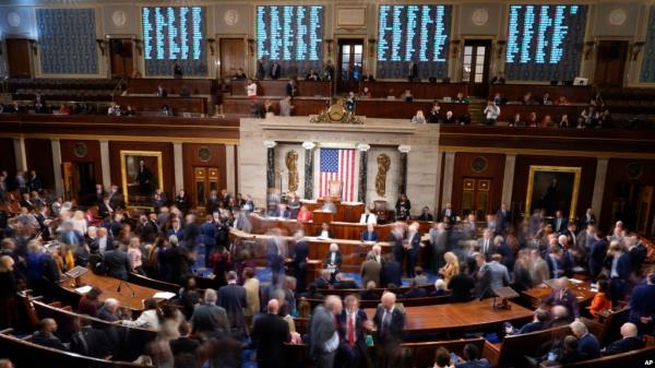 Members walk on the House floor in the House chamber during a roll call vote on the motion to adjourn as the House meets for a second day to elect a speaker and co<em></em>nvene the 118th Co<em></em>ngress in Washington, Jan. 4, 2023.