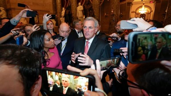 Reporters surround Rep. Kevin McCarthy as he walks out of the House chambers after the House met for the third day to elect a speaker and co<em></em>nvene the 118th Co<em></em>ngress in Washington, Jan. 5, 2023. 